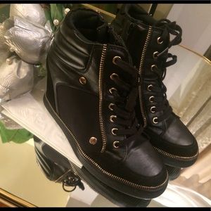 Aldo wedge black and gold shoes